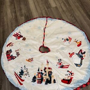 Walt Disney World 2021 Mickey & Friends Holiday Christmas Tree Skirt used